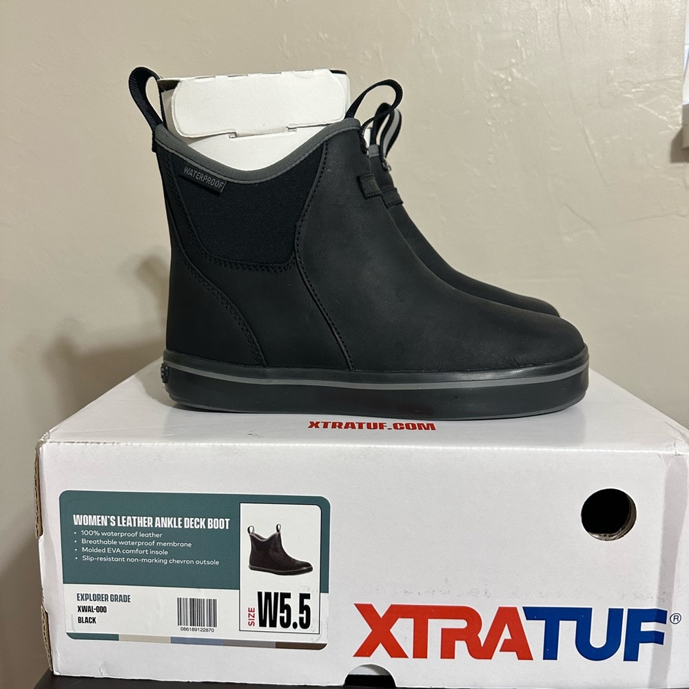 NWT Xtratuff women’s leather boots-5.5